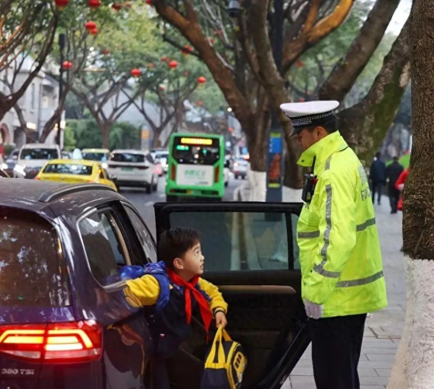 _ 中心城區(qū)中小學(xué)春季開(kāi)學(xué)交通出行提示 _出行提示