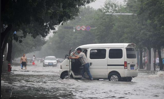 雨天開車注意事項_出行提示_雨天安全出行