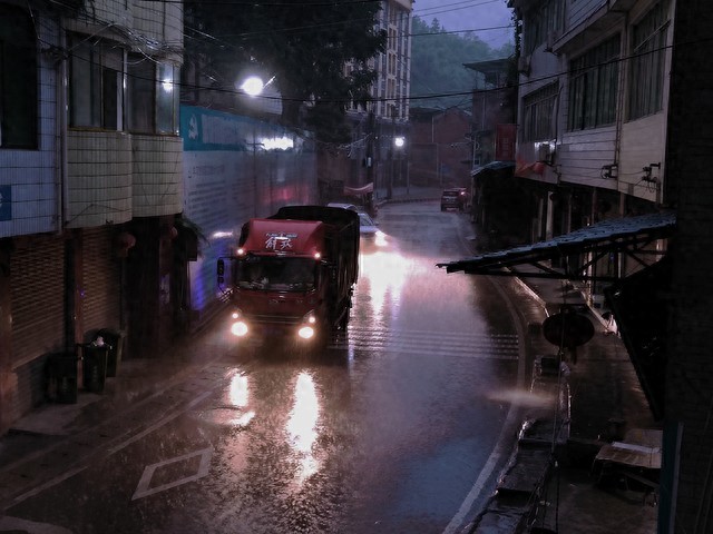 出行提示_暴雨天氣出行注意事項_強降雨出行安全指南
