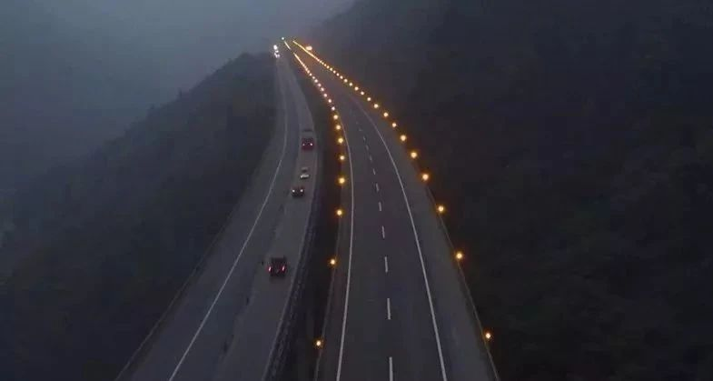 低能見度行車技巧_出行提示_霧天行車安全常識(shí)