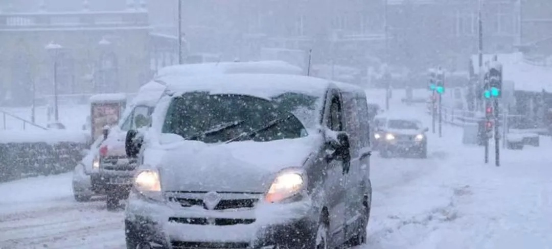 駕駛過(guò)程中控制車速保持車距使用燈光謹(jǐn)慎轉(zhuǎn)彎_出行提示_駕車出行清理車輛積雪檢查車燈剎車輪胎