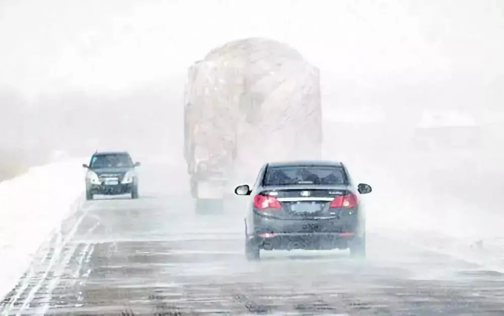 降雪天氣開車注意事項_雪地行車安全技巧_出行提示