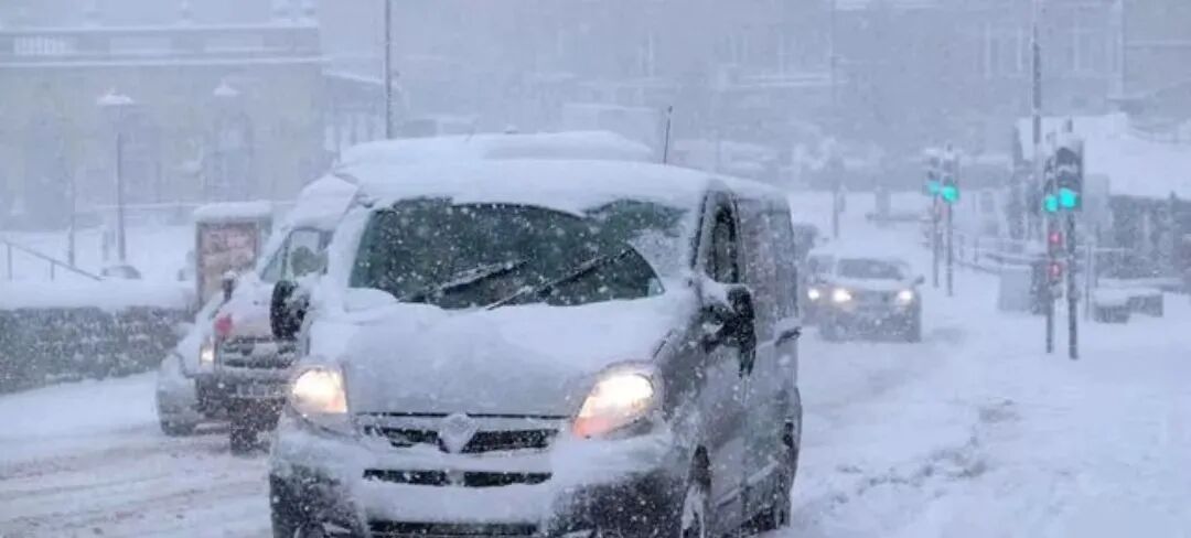 駕車出行清理車輛積雪檢查車燈剎車輪胎_出行提示_駕駛過(guò)程中控制車速保持車距使用燈光謹(jǐn)慎轉(zhuǎn)彎避免超車