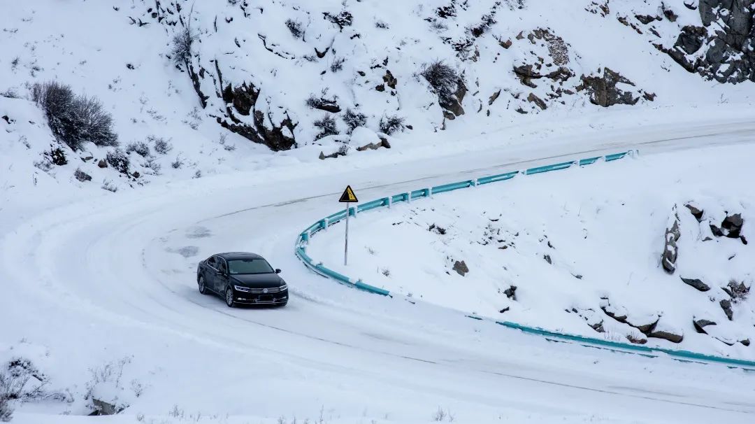雨雪天安全駕駛技巧_出行提示_冰雪路面行車注意事項(xiàng)