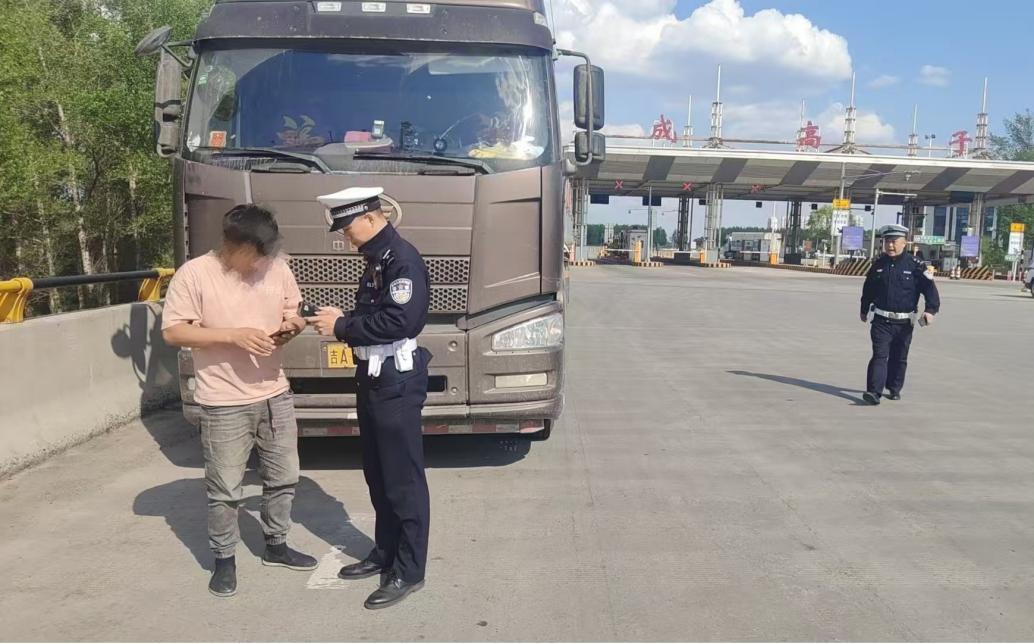 禁行_哈爾濱交警夏防行動(dòng)_大貨車超限超載整治