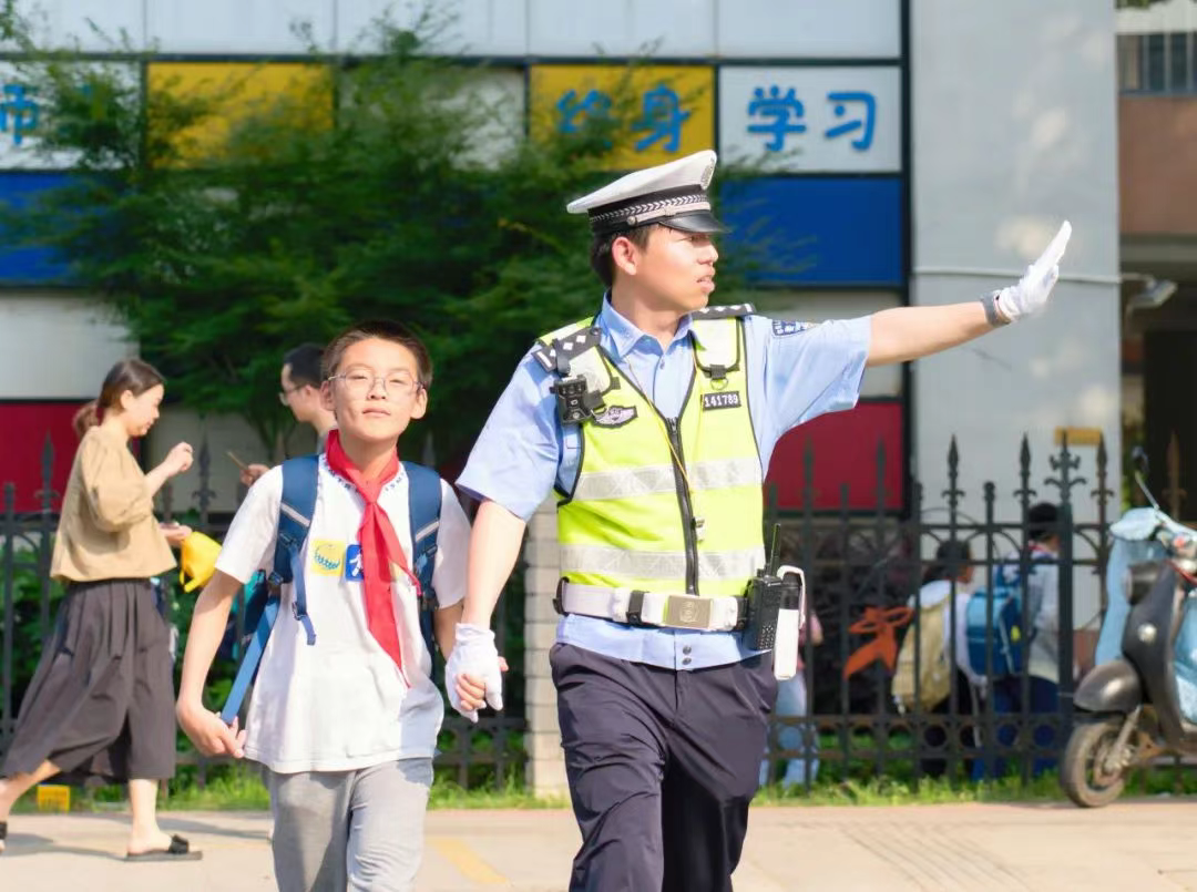 步行騎行乘車安全指南_開學(xué)季交通安全提示_出行提示