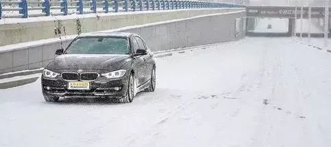 雪天步行防滑防摔防砸技巧_出行提示_雪天出行安全注意事項(xiàng)