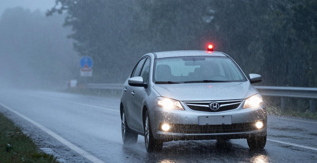 雨霧天氣路濕滑視線不清_出行提示_雨霧天氣出行安全提示